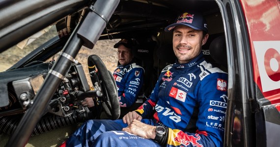 Jakub Przygoński zajął dziewiąte miejsce na pierwszym etapie Rajdu Dakar z Dżuddy do Biszy. Najszybszy był Hiszpan Carlos Sainz. Dobrze pojechali motocykliści Orlen Teamu. Maciej Giemza uzyskał 18. czas, a 21. był Adam Tomiczek. Startujący lekkim pojazdem UTV Aron Domżała i Maciej Marton wygrali w swojej klasie. Polacy pomogli na trasie nieprzytomnemu motocykliście, co opóźniło ich o kilkadziesiąt minut, ale na mecie organizatorzy odjęli ten czas od ich wyniku.
