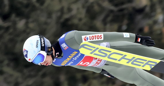 Fantastyczny występ polskich skoczków narciarskich podczas trzeciego konkursu Turnieju Czterech Skoczni w Innsbrucku. Zwyciężył Kamil Stoch, który poszybował na odległość 130,0 metrów. Drugie miejsce na podium zajął słoweński zawodnik Anže Lanišek, który zanotował wynik 123,5. Trzecie miejsce także należało do Polaków. Zajął je Dawid Kubacki, który skoczył 127,0 m. 