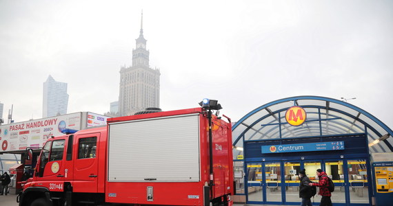 Z poważnymi utrudnieniami na trasie pierwszej linii metra musieli liczy się mieszkańcy Warszawy. Po śmiertelnym wypadku na stacji Centrum wstrzymane zostało kursowanie kolejki na centralnym odcinku linii M1. Obecnie pociągi jeżdżą już na całej trasie. 