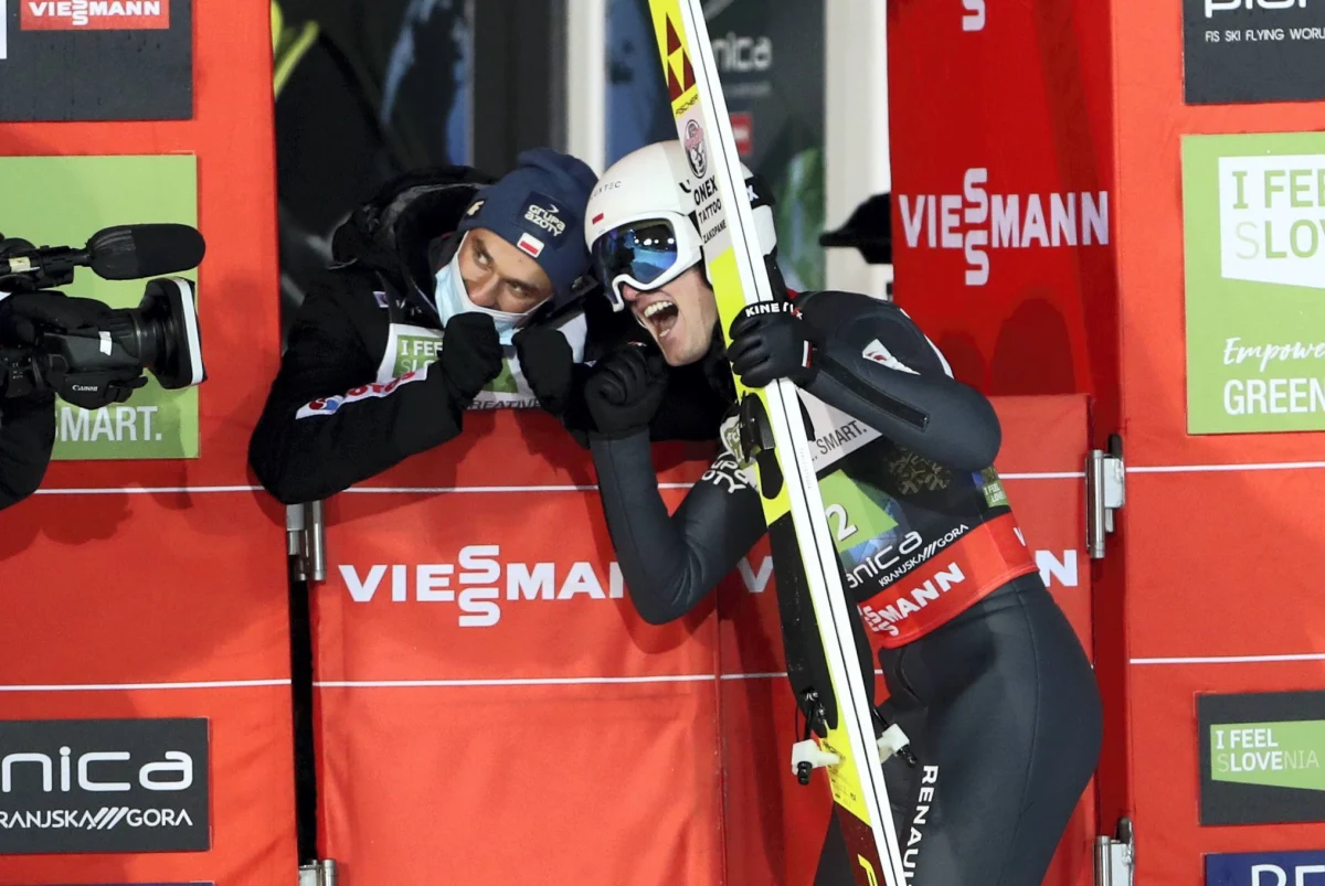Polscy skoczkowie mają w tym sezonie nie tylko niezwykle dobrą formę, ale także poczucie humoru. Piotr Żyła przed kamerami Telewizji Polskiej przyznał, że założył się z Andrzejem Stękałą o to, który z nich zajmie wyższe miejsce w klasyfikacji generalnej 69. Turnieju Czterech Skoczni. Zwycięzca otrzyma nie lada trofeum... Złotego bażanta. 