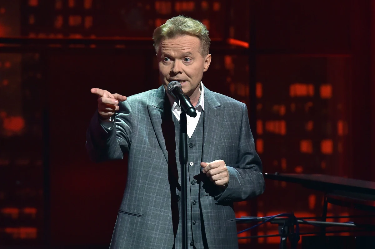 Michał Bajor - popularny aktor i piosenkarz - przyznał w niedzielę, że jest w gronie artystów, którzy przyjęli już pierwszą dawkę szczepionki przeciwko Covid-19. W opublikowanym oświadczeniu tłumaczył, że zapewniono go, iż korzysta ze "szczepionki nadprogramowej", która mogłaby się zmarnować. 