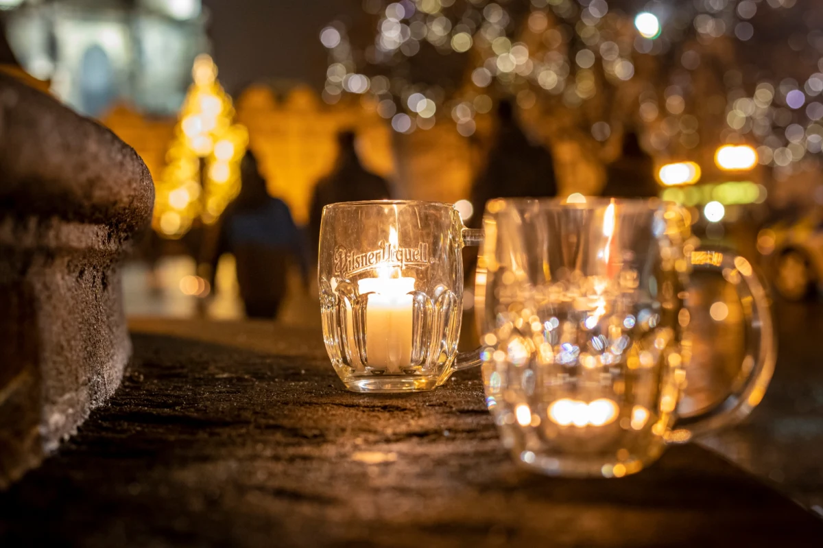 W Pradze protestowano przeciwko wprowadzonym przez czeski rząd restrykcjom związanym z koronawirusem, a szczególnie ograniczeniom dotyczącym funkcjonowania gastronomii. Rynek Starego Miasta i siedzibę rządu połączył łańcuch szklanek do piwa ze świeczkami. Manifestowano także przed domem premiera Andreja Babisza w okolicach Pragi.