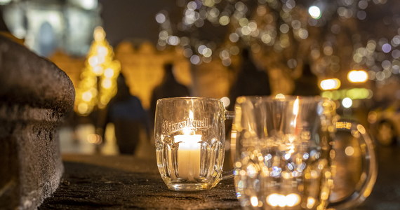 W Pradze protestowano przeciwko wprowadzonym przez czeski rząd restrykcjom związanym z koronawirusem, a szczególnie ograniczeniom dotyczącym funkcjonowania gastronomii. Rynek Starego Miasta i siedzibę rządu połączył łańcuch szklanek do piwa ze świeczkami. Manifestowano także przed domem premiera Andreja Babisza w okolicach Pragi.