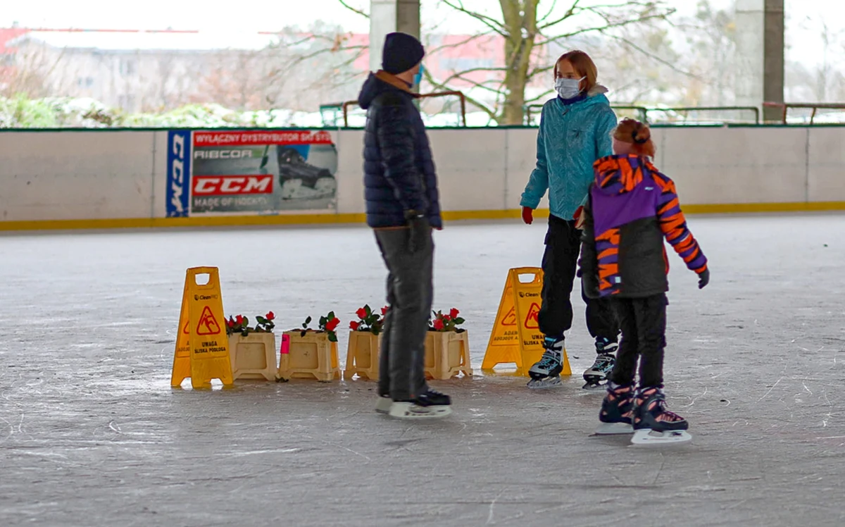 Na jednym ze szczecińskich lodowisk zaczęła działać kwiaciarnia. Wszyscy, którzy kupią tam kwiaty, mogą je odebrać z magazynu, który znajduje się... na tafli.