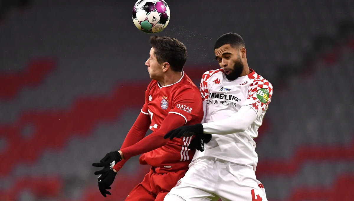 Robert Lewandowski zdobył swoje pierwsze dwa gole w niemieckiej ekstraklasie piłkarskiej w 2021 roku. W niedzielę w Monachium pokonał bramkarza FSV Mainz w 76. i 83. minucie, a Bayern zwyciężył 5:2. 