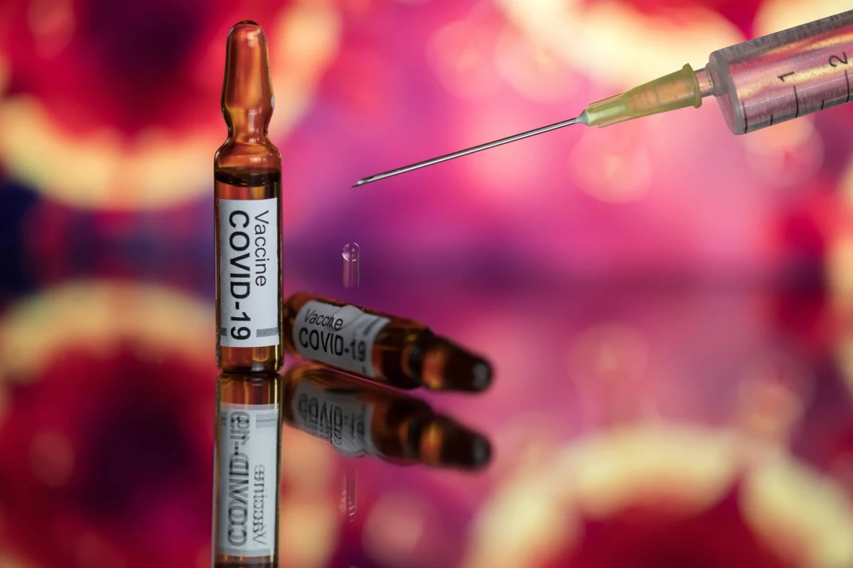 Minister zdrowia Adam Niedzielski opublikował w mediach społecznościowych pismo, które skierował do rektora Warszawskiego Uniwersytetu Medycznego w związku z kontrowersjami wokół szczepień przeciwko Covid-19 dla osób spoza grupy zero, z których skorzystali m.in. znani aktorzy. Chodzi o wyjaśnienie, czy prof. Zbigniew Gaciong był przy nich obecny. "Żadna z osób szczepionych wbrew zasadom na WUM nie uczestniczy w akcji promocji szczepień, nie było też nigdy takich planów" - zapewnił szef Centrum Informacyjnego Rządu Tomasz Matynia. Również pełnomocnik rządu ds. szczepień Michał Dworczyk oświadczył, że ambasadorzy rządowej akcji #SzczepimySię - m.in. aktor Cezary Pazura - nie zostali jeszcze zaszczepieni. 