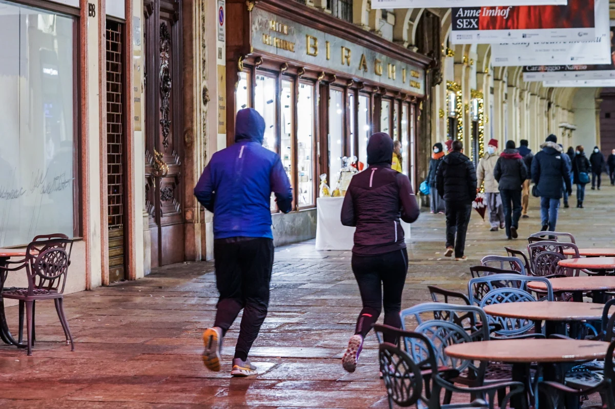 Dziś tylko na jeden dzień odzyskują trochę więcej swobody po czterech dniach częściowego lockdownu. Do godziny 22:00 mogą wychodzić z domu na spacer i zakupy bez konieczności podania powodu w przypadku policyjnej kontroli.