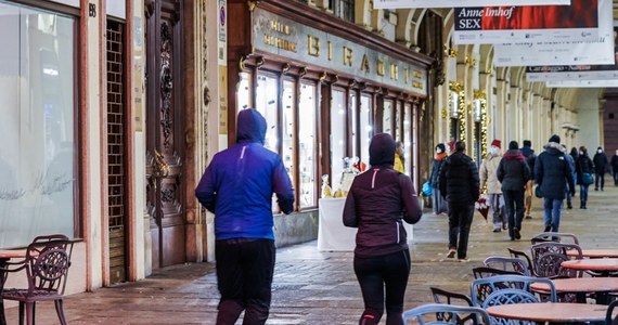 Dziś tylko na jeden dzień odzyskują trochę więcej swobody po czterech dniach częściowego lockdownu. Do godziny 22:00 mogą wychodzić z domu na spacer i zakupy bez konieczności podania powodu w przypadku policyjnej kontroli.