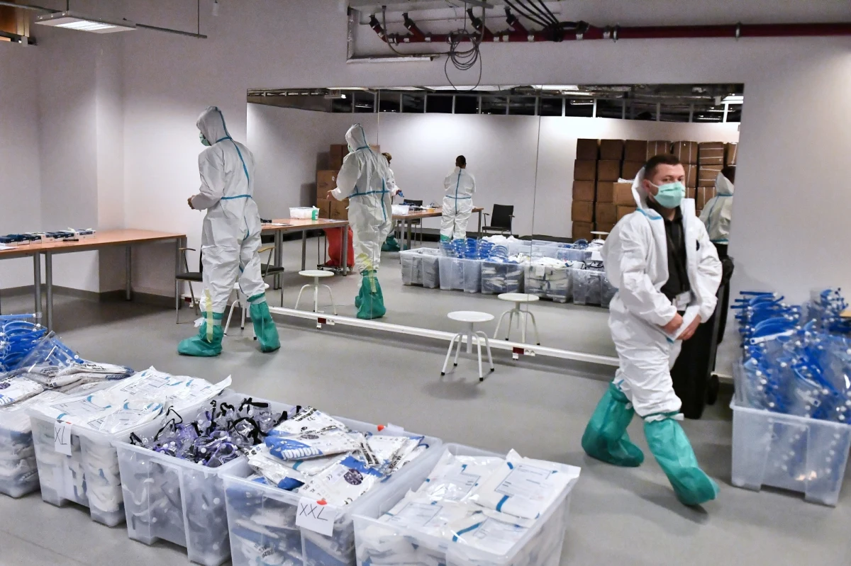 Między 800 milionów a miliard złotych mogą kosztować wszystkie szpitale tymczasowe. Rząd nie odpowiada na pytanie, ile wydał na szpital na Stadionie Narodowym - twierdzi poniedziałkowa "Rzeczpospolita".
