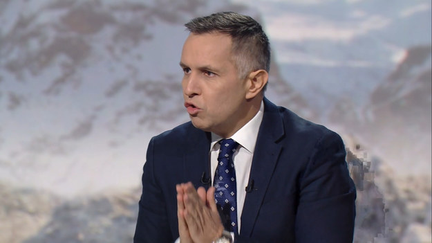 - Moim zdaniem Jerzy Brzęczek nie rozumie świata. Miałem go za bardzo inteligentnego człowieka, a na koniec on się zamyka na media. Ludzie złoci! On ciągle odnosi się do mediów. Ma cudowny, kapitalny czas! Gra o mundial, ma Lewego, ma młode pokolenie. Odrzuć media! Odrzuć negatywne myślenie! A on ciągle mówi o mediach. Ile razy można tego słuchać - mówił Roman Kołtoń w programie Cafe Futbol.