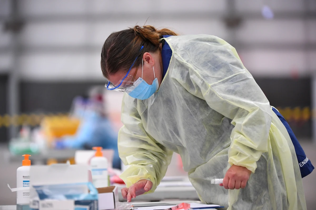 Ministerstwo Zdrowia informuje o 4 432 nowych przypadkach zakażenia koronawirusem. Ostatniej doby zmarło 42 chorych na Covid-19. Bilans epidemii koronawirusa w Polsce to 1 322 947 zakażonych. Nie żyje 29 161 spośród nich.