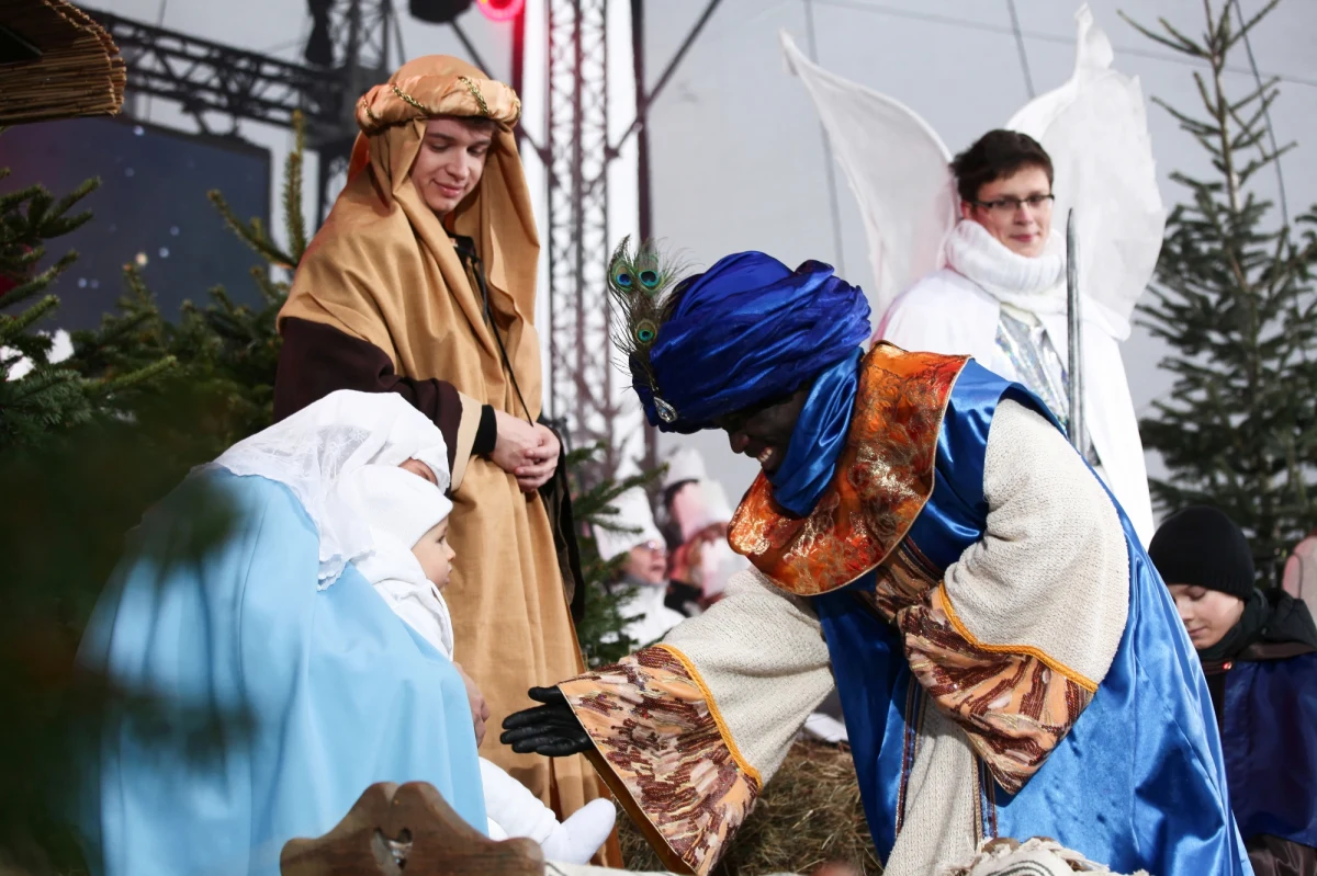 6 stycznia chrześcijanie obchodzą święto Trzech Króli zwane także Objawieniem Pańskim. Jest to dzień wolny od pracy, nie działają sklepy. Dzień wolny mają też mieszkańcy Święto trzech niemieckich landów, Austrii, Cypru, Chorwacji, Finlandii, Grecji, Hiszpanii, Słowacji, Szwajcarii, Szwecji, Wenezueli i Włoch. Prawosławni świętują wówczas Boże Narodzenie.  W kościele jest to święto nakazane, czyli wierni są zobowiązani do uczestnictwa w mszy. 