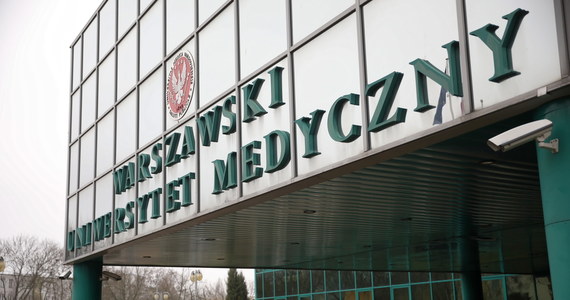 Będą kontrole NFZ w sprawie szczepień - nie tylko na Warszawskim Uniwersytecie Medycznym - ale też w pięciu innych szpitalach powiatowych – dowiedział się reporter RMF FM. To efekt informacji o szczepieniach na Covid-19 - bez kolejki - znanych osób w stołecznej placówce. 
