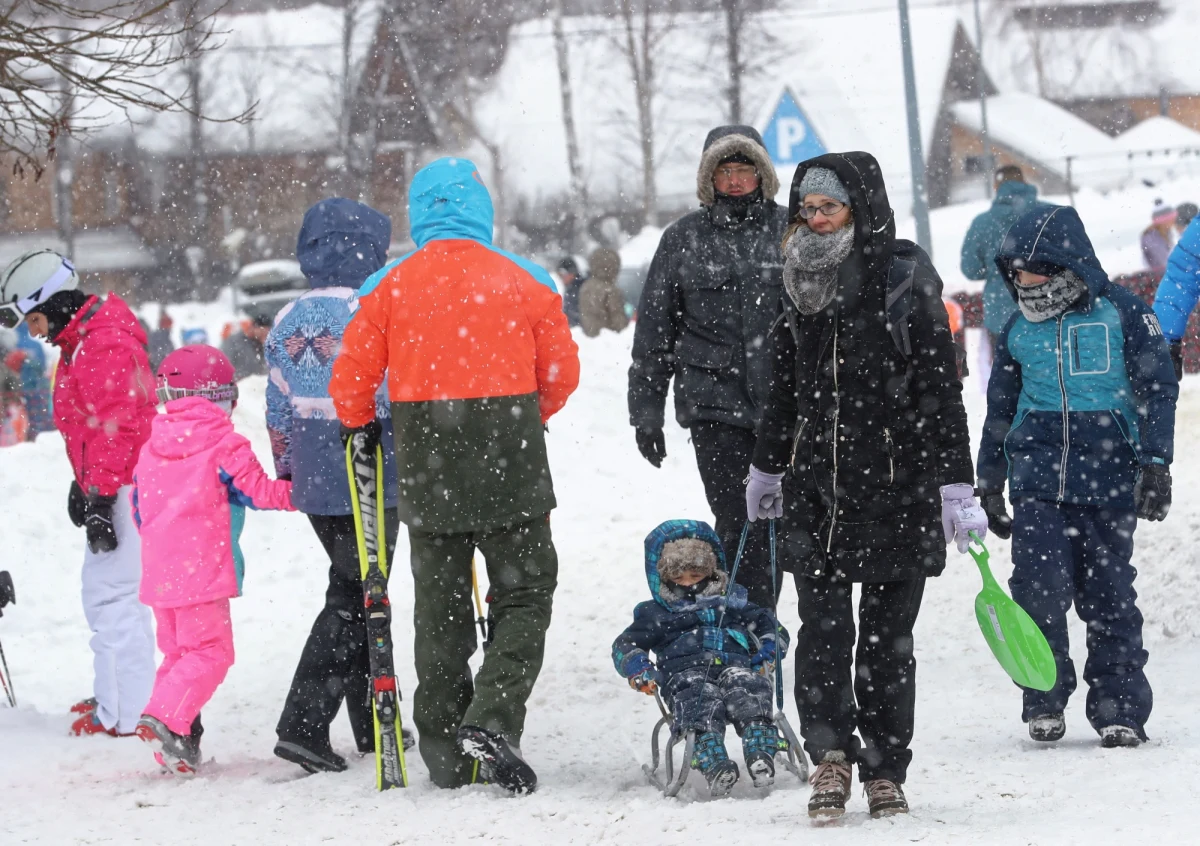 "W poniedziałkowym rozporządzeniu Rady Ministrów będzie dopuszczona możliwość przebywania dzieci na świeżym powietrzu w godz. 8-16 bez opieki ze strony dorosłych" - zapowiedział szef resortu zdrowia Adam Niedzielski. 