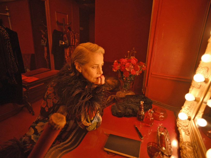 ​Charlotte Rampling zagrała w filmie reklamującym najnowszą, wiosenno-letnią kolekcję słynnego domu mody Saint Laurent. W utrzymanym w dekadenckim klimacie wideo Rampling przechadza się korytarzami pokrytego szkarłatem teatru, prezentując olśniewające kreacje francuskiej marki. Za reżyserię odpowiada zaliczany do grona najbardziej kontrowersyjnych współczesnych filmowców Gaspar Noe.
