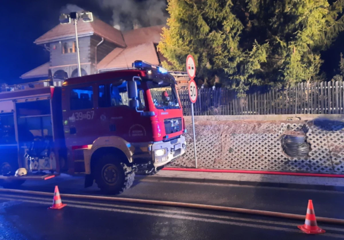 Policja formalnie rozpoczyna dochodzenie w sprawie noworocznego pożaru w jednym z drewnianych domów w Istebnej w Beskidach. Przebywało tam 19 osób. Nikomu nic się nie stało. Sprawą zajmie się też sanepid, ponieważ dom – mimo obostrzeń związanych z epidemią koronawirusa – mógł być wynajmowany.
