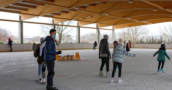 Kwiaciarnia, która zaczęła działać na jednym ze szczecińskich lodowisk, została zamknięta. To wynik decyzji sanepidu. Po kontroli stwierdzono, że obiekt "bardziej spełnia funkcję lodowiska", a ta działalność jest na razie zakazana. 