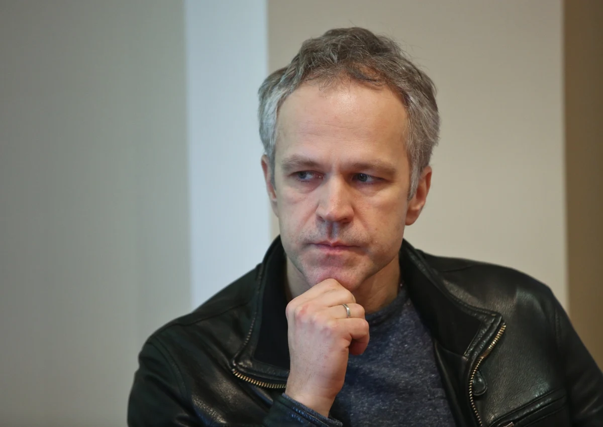 Radosław Pazura to kolejny aktor, który zaszczepił się przeciw koronawirusowi poza kolejnością. Artysta przyjął pierwszą dawkę preparatu Comirnaty w Szpitalu Warszawskiego Uniwersytetu Medycznego.