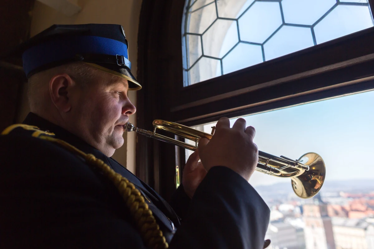 Krakowska straż pożarna poszukuje dwóch hejnalistów na wieżę mariacką. Na tę chwilę zgłosiło się pięć chętnych osób, w tym kobieta. Czy zostanie pierwszą w historii miasta hejnalistką, dowiemy się na przełomie lutego i marca. Zainteresowani wciąż mogła się zgłaszać. Termin mija 5 stycznia.