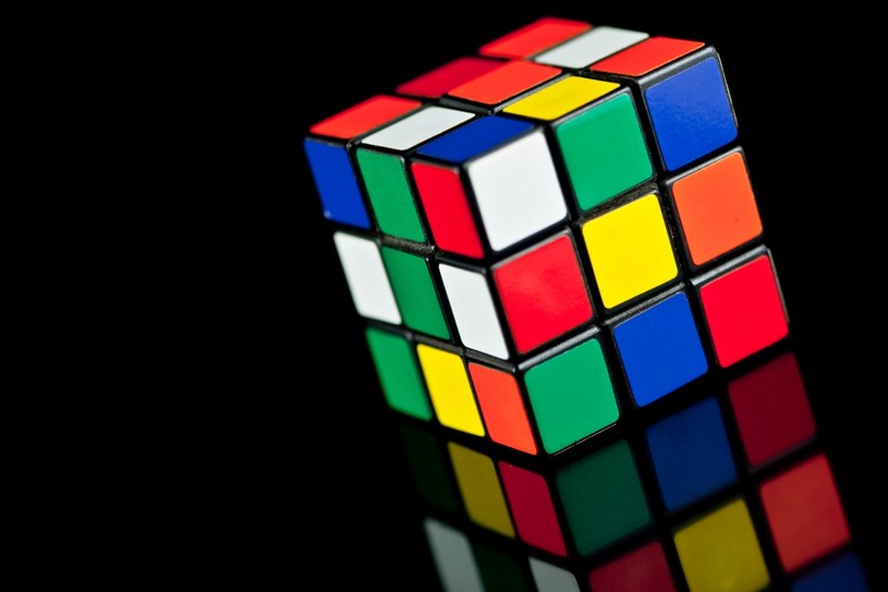 Kostka Rubika to jedna z najbardziej rozpoznawalnych zabawek w historii. Do dziś na całym świecie sprzedano około 450 milionów egzemplarzy tego słynnego kolorowego sześcianu, stworzonego przez węgierskiego rzeźbiarza Erno Rubika w 1974 roku. Teraz kultowy gadżet doczeka się własnego filmu oraz teleturnieju.