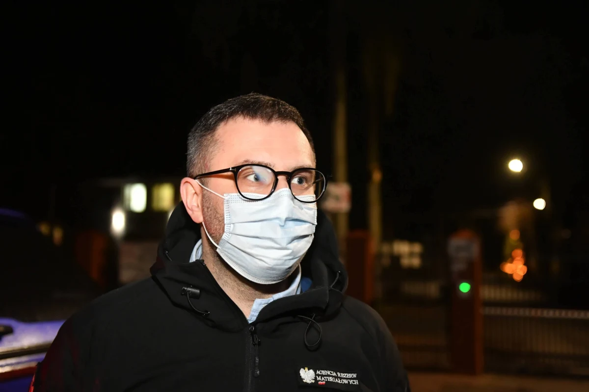 „Liczba szczepionek, jakie mamy w tej chwili do dyspozycji, jakie trafiają do Polski, jest niezadowalająca” - przyznał Michał Kuczmierowski prezes Agencji Rezerw Materiałowych. Pytany w Popołudniowej rozmowie w RMF FM o to, ile jego zdaniem może zająć szczepienie przeciwko Covid-19 wszystkich chętnych seniorów przekonywał, że wszelkie obliczenia prowadzone na podstawie danych o szczepieniach, które odbyły się do tej pory będą błędne – głównie ze względu na to, że za nami świąteczny czas, kiedy większość szpitali pracowała w niepełnej obsadzie. Pytany o zamieszanie ws. szczepień celebrytów poza kolejnością w WUM Kuczmierowski odpowiada krótko: "Kłamstwo ma krótkie nogi". Jak przekonuje, WUM wysłał do ARM prośbę o przyspieszenie dostawy szczepień, tymczasem placówka utrzymuje, że szczepienia miały rozpocząć się 4 stycznia, a pierwsze dawki dotarły zbyt wcześnie.