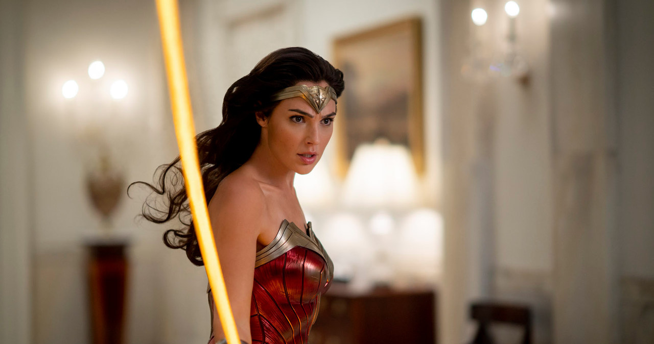 Drugi weekend wyświetlania filmu "Wonder Woman 1984" w północnoamerykańskich kinach przyniósł studiu Warner Bros. 5,5 miliona dolarów zysku. Dodając do tego 10 milionów dolarów wpływów z innych krajów, dzieło Patty Jenkins zarobiło już 118,5 miliona dolarów. I choć kwota ta wygląda obiecująco, to faktem jest duży spadek liczby widzów. W porównaniu do pierwszego weekendu wyświetlania film obejrzało o 67 proc mniej osób. A to może oznaczać, że przygoda "Wonder Woman 1984" w północnoamerykańskich kinach za długo nie potrwa.