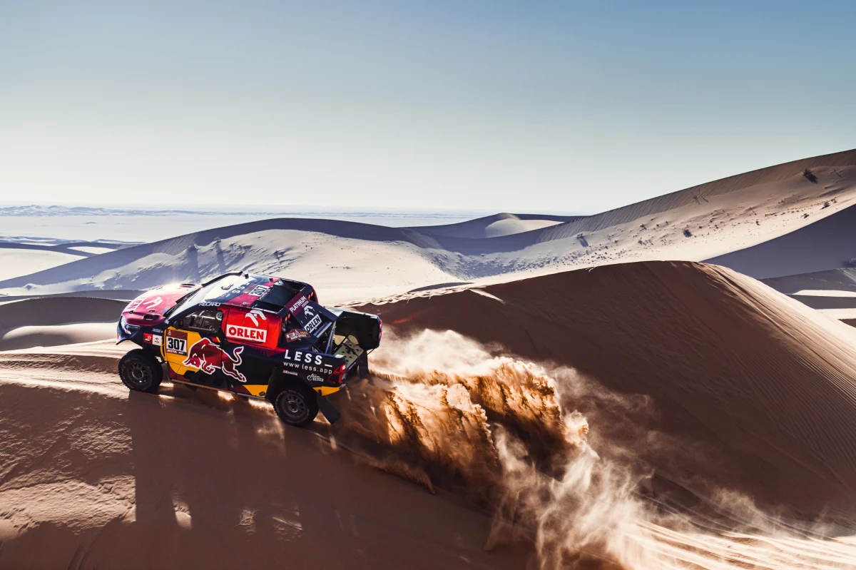 Jakub Przygoński i Timo Gottschalk ukończyli drugi etap rajdu Dakar. Załoga Orlen Team zakończyła rywalizację na 8. pozycji i wspięła się na 5. miejsce w klasyfikacji generalnej imprezy. Aron Domżała i Maciej Marton z kolei potwierdzili swoje ambicje w tegorocznych zmaganiach w Arabii Saudyjskiej. Polski duet utrzymywał równe tempo i w ścisłej czołówce pokonał 450km odcinka specjalnego. Do mety dotarł z czwartym czasem, awansując na pozycję wicelidera klasyfikacji generalnej T4. 