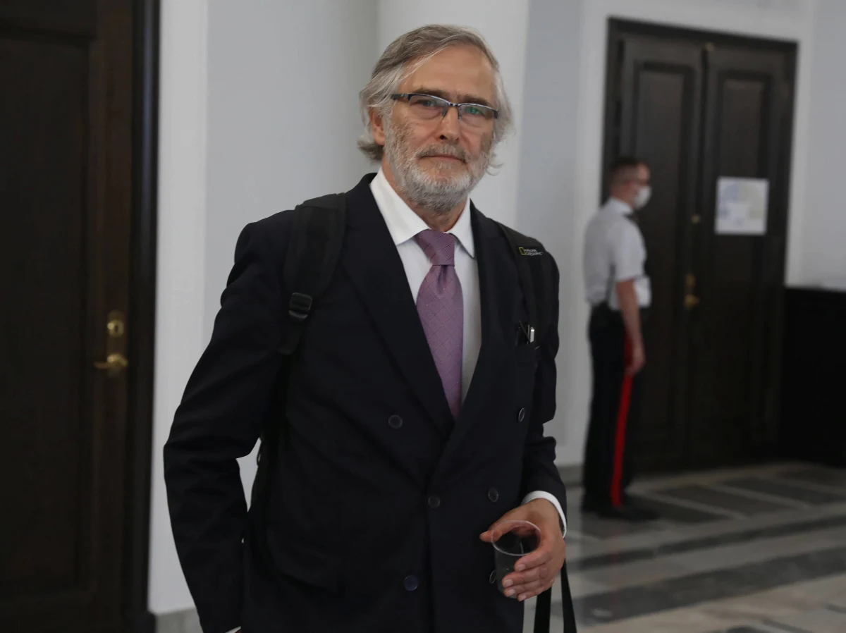 "Też zostałem zaszczepiony. Do tej pory wstrzymywałem się od komentarza. Czekam na wyjaśnienia ze strony komisji i całej tej kontroli. Bo nie wiem, na jakie pytania mam odpowiadać" - powiedział portalowi Interia.pl aktor, były prezes ZASP-u Olgierd Łukaszewicz.