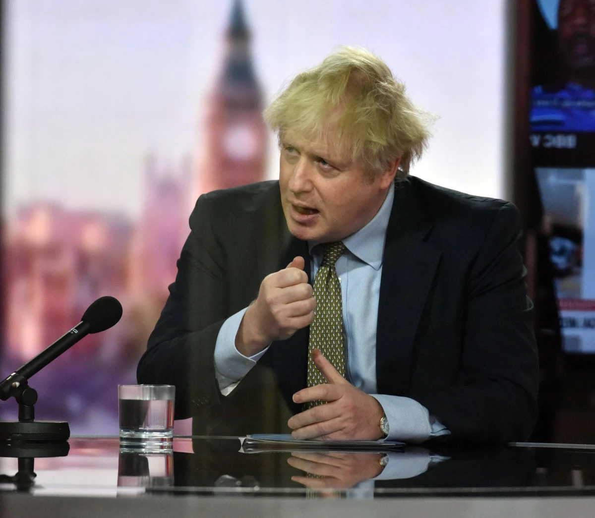 Brytyjski premier Boris Johnson ogłosił w poniedziałek wieczorem natychmiastowe wprowadzenie ogólnokrajowego lockdownu w Anglii. Przywrócony zostaje zakaz wychodzenia z domów z wyjątkiem kilku wyszczególnionych przypadków.