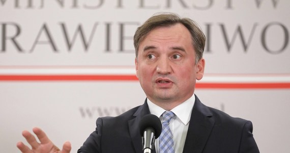 Zbigniew Ziobro nie składa broni ws. mechanizmu "pieniądze za praworządność", uzależniającego wypłaty unijnych pieniędzy od przestrzegania zasad państwa prawa. Ogłosił, że zwróci się do Trybunału Konstytucyjnego o stwierdzenie niezgodności z polską konstytucją rozporządzenia Komisji Europejskiej w tej sprawie.