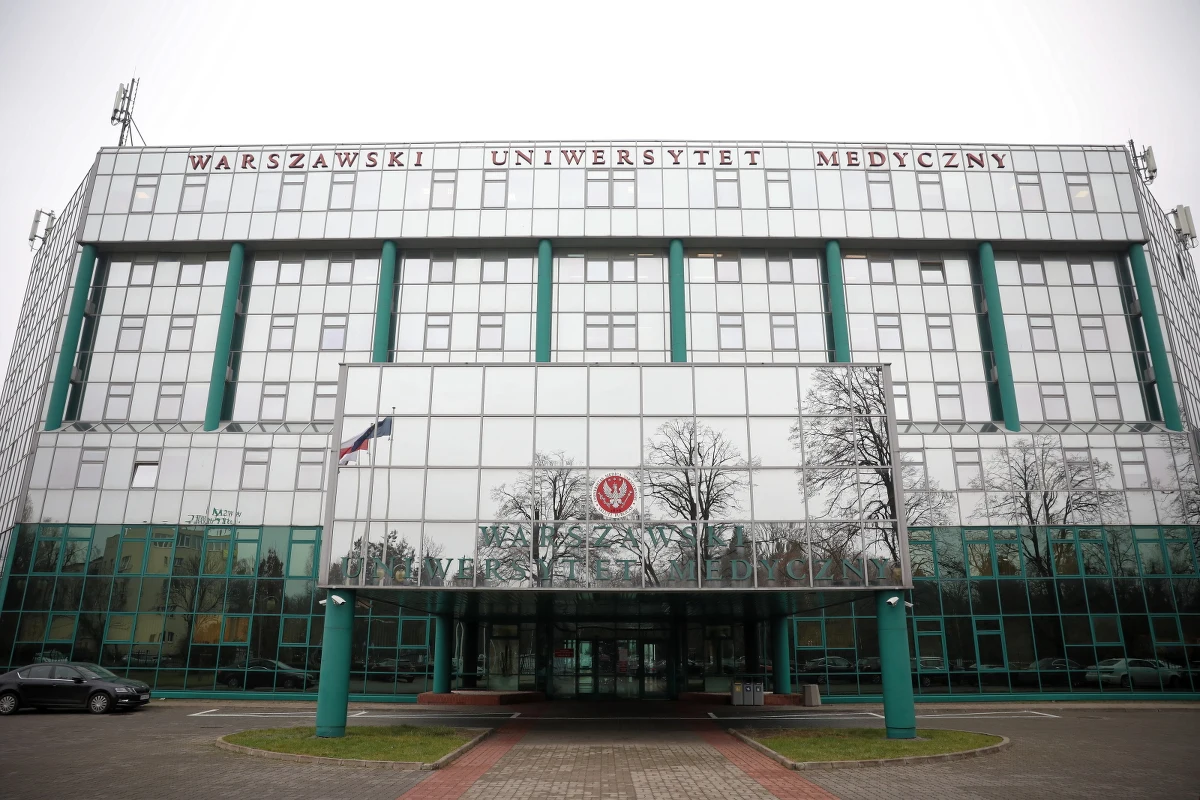 Kontrola Narodowego Funduszu Zdrowia w Centrum Medycznym Warszawskiego Uniwersytetu Medycznego, gdzie przeciwko Covid-19 zaszczepiono poza kolejnością m.in. znanych artystów, zakończy się karą pieniężną. Minister zdrowia Adam Niedzielski potwierdził nieoficjalne ustalenia RMF FM i poinformował, że stwierdzone do tej pory nieprawidłowości dają podstawę do nałożenia kary w wysokości 250 tys. złotych, ale ta kwota może się zwiększyć. 