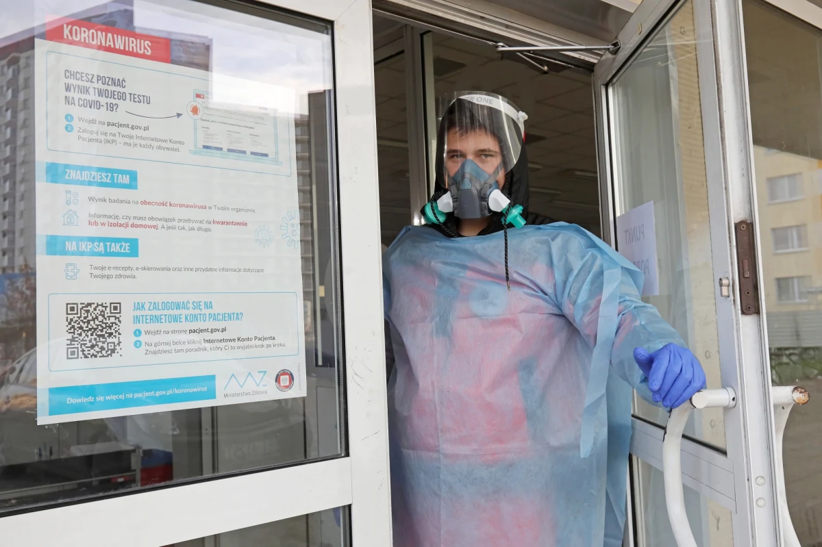 W przyszłym tygodniu nauczyciele klas 1-3 i pracownicy szkół w całej Polsce będą mogli przebadać się na obecność koronawirusa. Badania będą dobrowolne i bezpłatne. Nauczyciel z pozytywnym wynikiem nie będzie mógł wrócić do szkoły. 