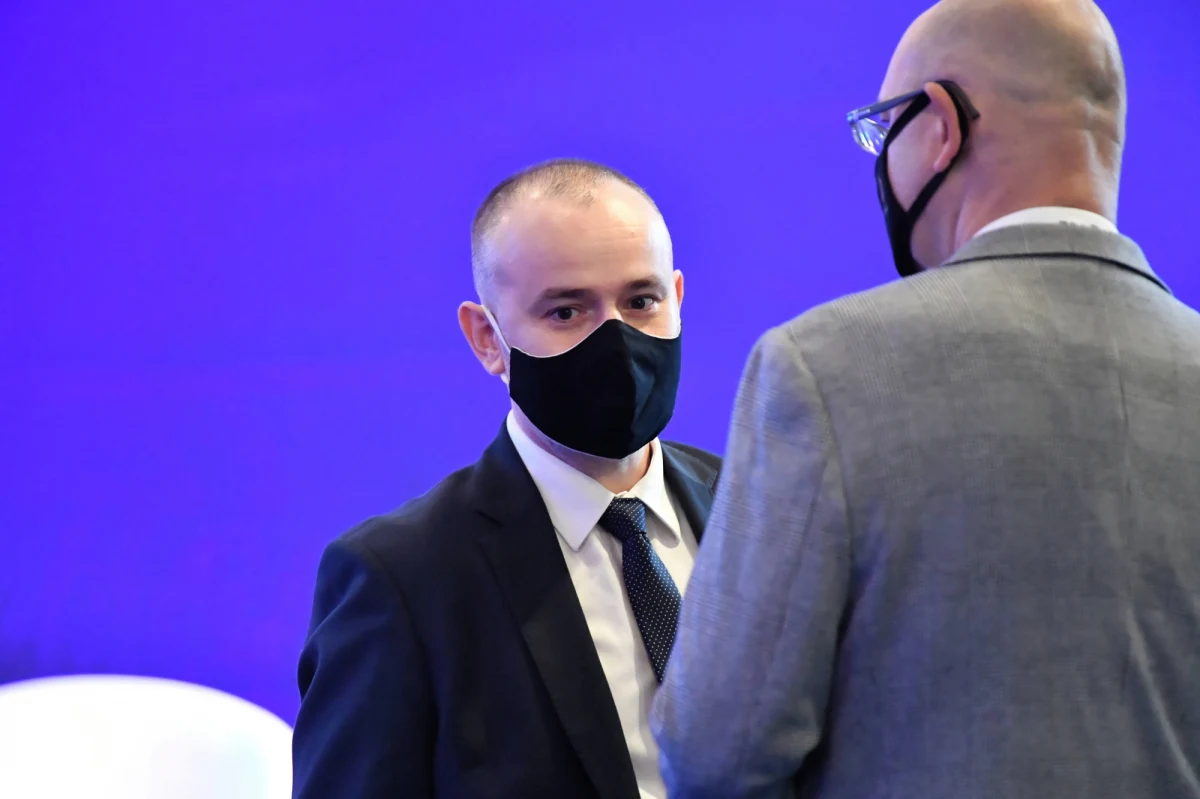 Były prezydencki minister Paweł Mucha sporo zyska na przenosinach z Pałacu Prezydenckiego do Narodowego Banku Polskiego, gdzie ma zostać doradcą zarządu. Będzie mógł liczyć na zarobki od 20 do nawet 40 tysięcy złotych miesięcznie.
