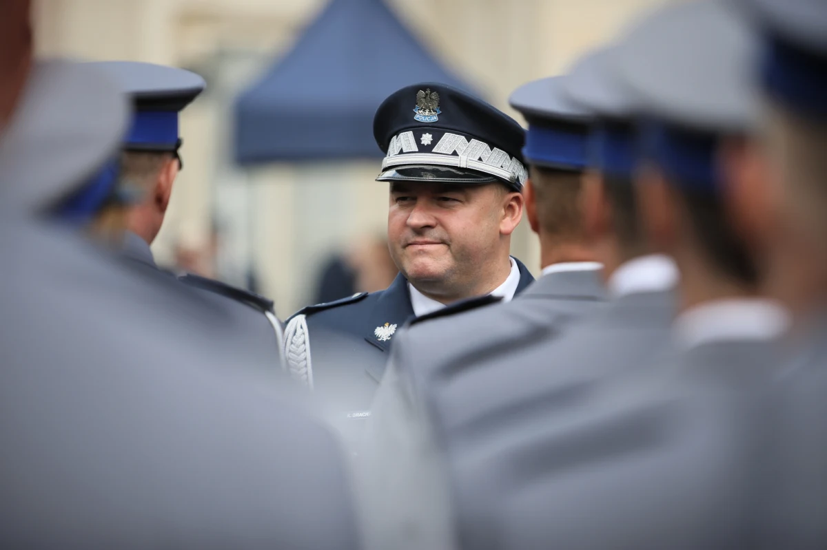 Roszady w kierownictwie policji. Jak dowiedzieli się reporterzy RMF FM, odchodzi wicekomendant główny Kamil Bracha. Zastąpi go szef stołecznych policjantów Paweł Dobrodziej. Do Warszawy przychodzi natomiast dotychczasowy komendant wojewódzki z Kielc Paweł Dzierżak.