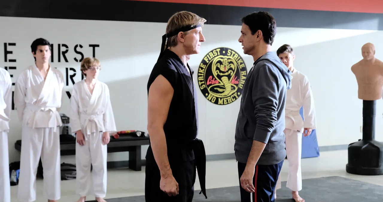 Pierwszą dużą premierą 2021 roku był trzeci sezon serialu "Cobra Kai", który debiutował na Netfliksie 1 stycznia. Ta kontynuacja popularnej w latach 80. ubiegłego wieku serii "Karate Kid" od pierwszego sezonu cieszyła się popularnością. Nie inaczej było w przypadku sezonu numer trzy, który był najchętniej oglądanym serialem w Stanach ostatniego weekendu. Nic więc dziwnego, że twórcy serialu mają dalekosiężne plany. Właśnie ogłosili, że zapowiedziany jakiś czas temu sezon czwarty nie będzie ostatni.