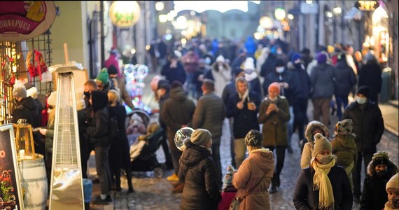 Trzecia fala epidemii koronawirusa jest realna i jest zagrożeniem dla systemu opieki zdrowotne oraz dla procesu szczepień – mówił minister Adam Niedzielski na posiedzeniu sejmowej komisji zdrowia. Zapewnił, że przygotowanie służby zdrowia na taką trzecią falę jest poprawne.