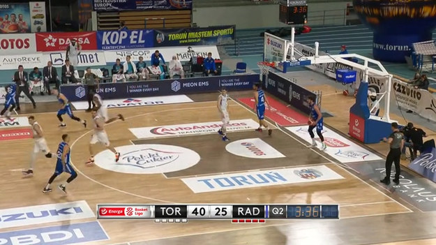 Polski Cukier Toruń - HydroTruck Radom 81:67 (27:18, 20:13, 14:18, 20:18). W jedynym poniedziałkowym spotkaniu Energa Basket Ligi Polski Cukier Toruń pewnie pokonał HydroTrucka Radom 81:67. Najlepszym graczem gospodarzy był Damian Kulig z 22 punktami, 8 zbiórkami, 4 asystami i 2 blokami. Po 16 punktów dla gości rzucili Jabarie Hinds oraz Brett Prahl.
