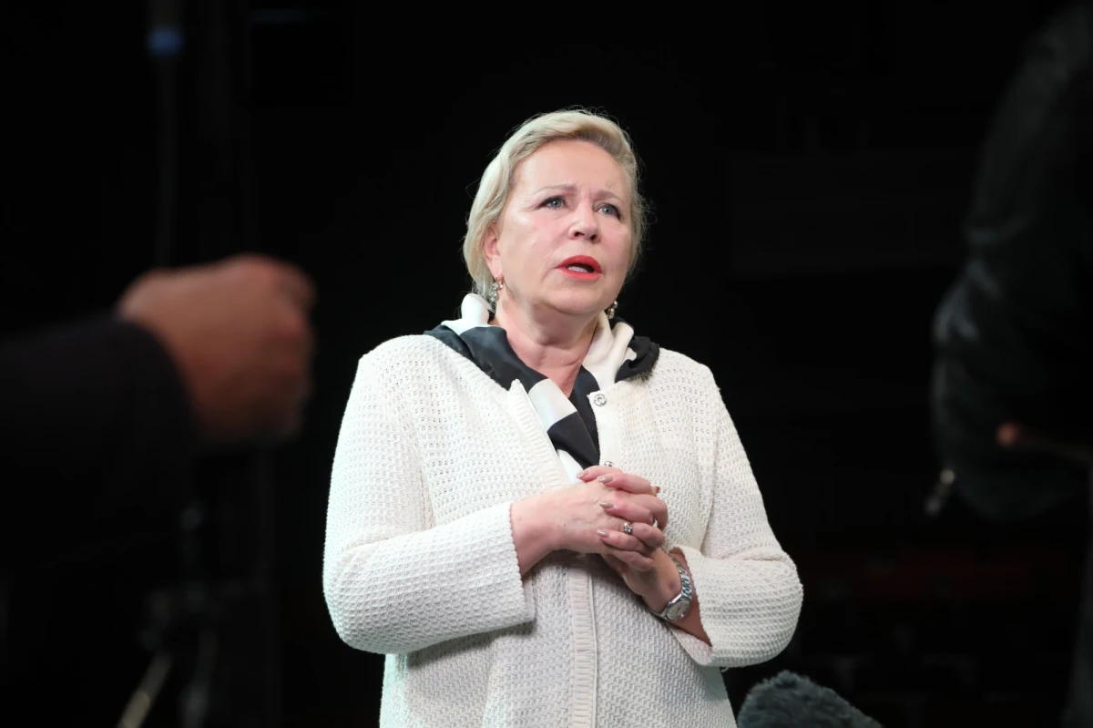 Jeżeli któryś z medyków czy lekarzy uważa, że zabraliśmy mu jego szczepionkę - to bardzo przepraszam. Ja konkretnie podawałam prof. Gaciongowi listę kolegów, którzy zgodzili się być ambasadorami szczepień - stwierdziła w poniedziałek aktorka i reżyser Krystyna Janda. Już we wtorek artystka przeprosiła profesora Zbigniewa Gacionga za nieprecyzyjną wypowiedź w TVN24. „Mówiąc o przekazanej Rektorowi liście aktorów miałam na myśli listę osób, które już zostały zaszczepione. Listę przekazałam wieczorem w niedzielę 03 stycznia, kilka dni po szczepieniach” – napisała Janda na swoim facebookowym profilu.