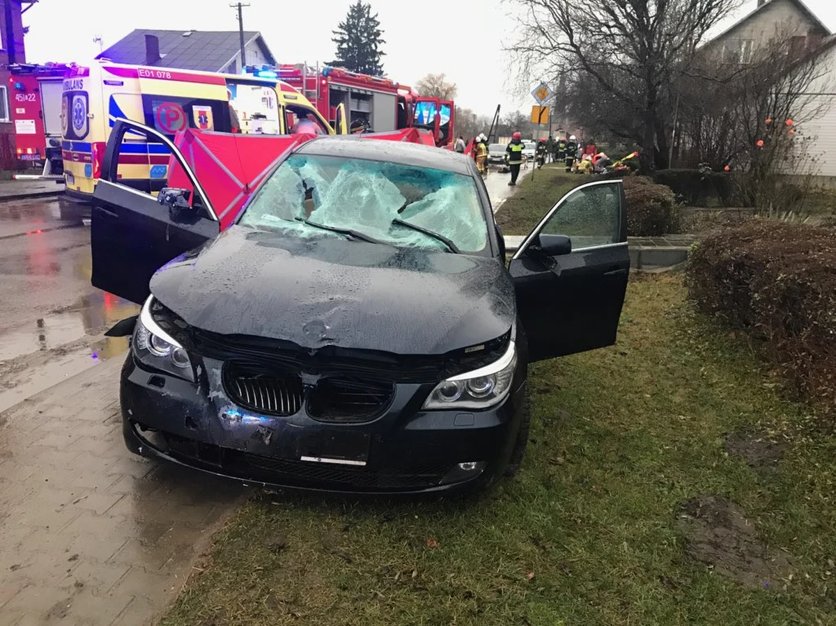 Dwaj mężczyźni nie żyją, dwie kolejne z urazami kończyn są pod opieką służb medycznych - to bilans wypadku, do którego doszło tuż przed godz. 15 w miejscowości Złaków Kościelny w powiecie łowickim w Łódzkiem. Samochód osobowy wjechał w grupę ludzi