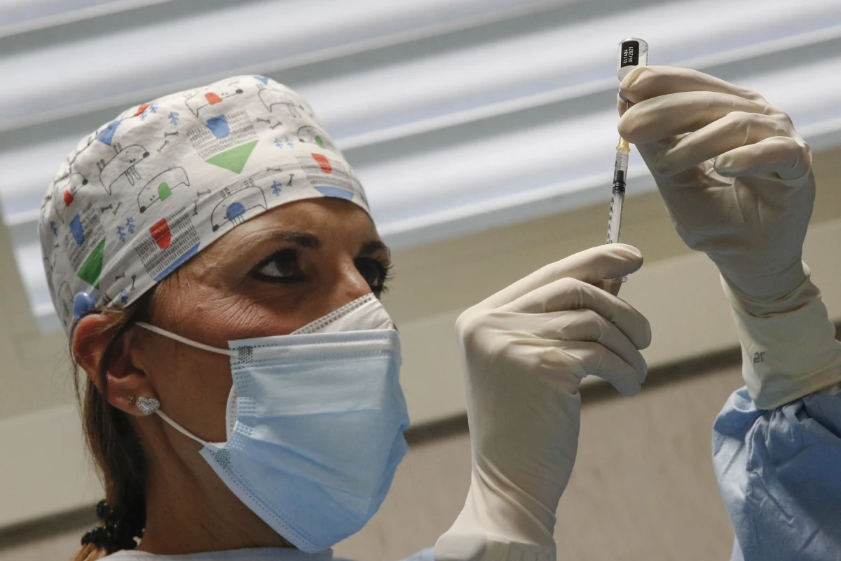 Członkowie rodzin lekarzy i pacjenci szpitali, w których odbywają się szczepienia, nie będą mogli już skorzystać z preparatu przeciwko koronawirusowi, aby jak najefektywniej wykorzystać jego zapasy. Taka będzie obowiązująca od czwartku rekomendacja Ministerstwa Zdrowia - dowiedział się reporter RMF FM.