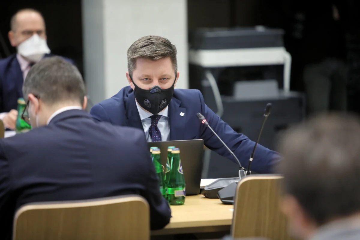 Do tej pory zmarnowały się 52 dawki szczepionek przeciw Covid-19 na 100 tys.; według mojej wiedzy przynajmniej na poniedziałek wieczór, były to wszystkie mechaniczne zniszczenia na zasadzie, że upadła fiolka, a nie, że ktoś się nie zgłosił - powiedział pełnomocnik rządu ds. szczepień Michał Dworczyk.