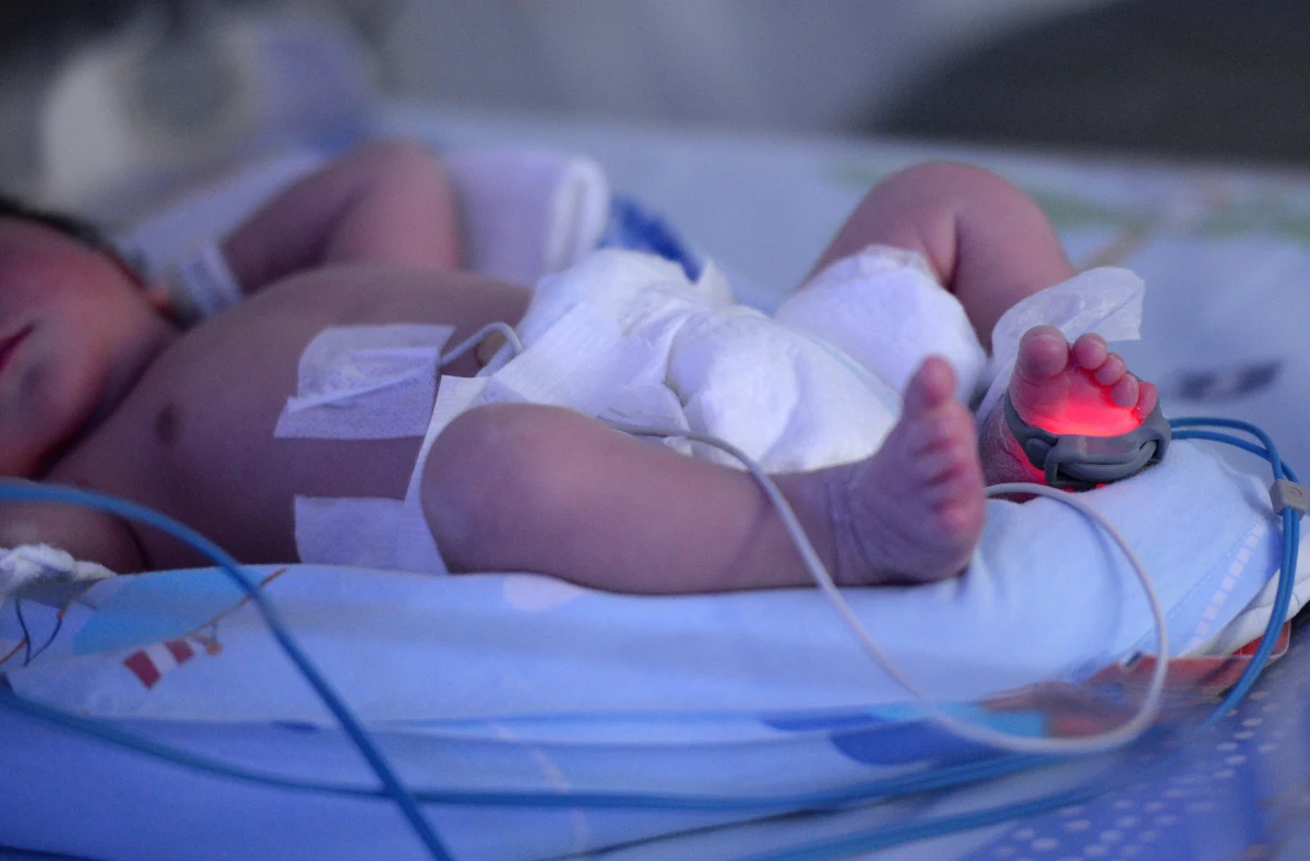 Pierwszy rodzic wcześniaka w Polsce został zaszczepiony dziś przeciwko Covid-19 - dowiedział się reporter RMF FM Michal Dobrołowicz. To matka dziewczynki urodzonej w 24. tygodniu ciąży. Zaszczepiono ją w szpitalu wojewódzkim w Białymstoku. 