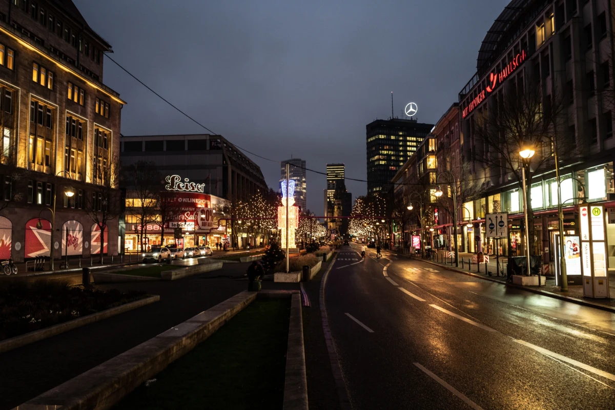 Lockdown w Niemczech zostanie przedłużony do 31 stycznia. Powodem jest utrzymująca się wysoka liczba zakażeń koronawirusem. Rząd federalny i rządy krajów związkowych zgodziły się na to podczas obrad w Berlinie. Zostaną też wprowadzone nowe obostrzenia, m.in. dotyczące zasad kontaktów.