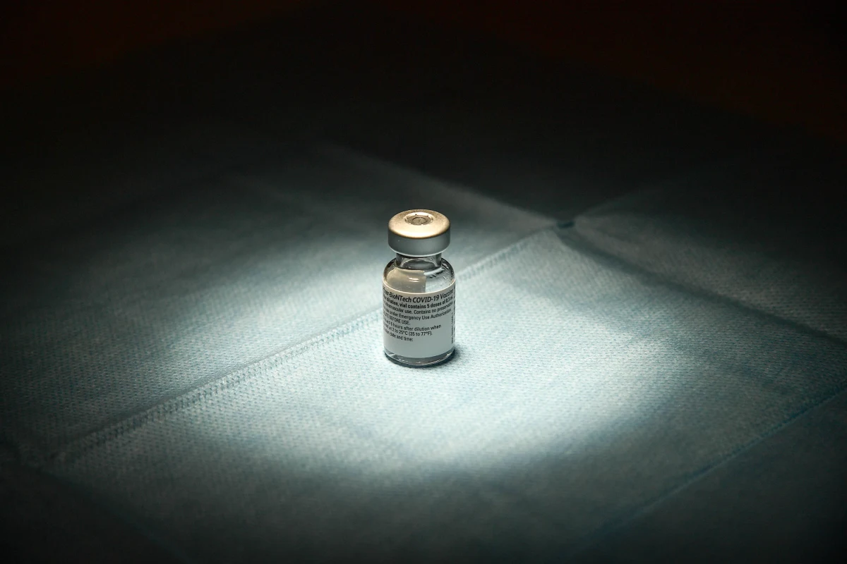 Pacjenci z Covid-19 powinni przyjąć dwie dawki nowej szczepionki na koronawirusa firm Pfizer-BioNTech w ciągu 21-28 dni - powiedział szef grupy doradczej ds. szczepień Światowej Organizacji Zdrowia (WHO) Alejandro Cravioto.