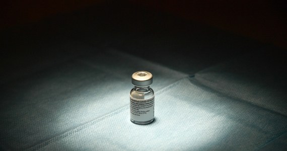 Pacjenci z Covid-19 powinni przyjąć dwie dawki nowej szczepionki na koronawirusa firm Pfizer-BioNTech w ciągu 21-28 dni - powiedział szef grupy doradczej ds. szczepień Światowej Organizacji Zdrowia (WHO) Alejandro Cravioto.