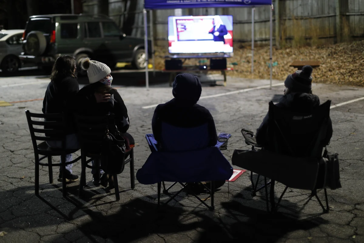 W Georgii trwa zliczanie głosów w dwóch wyborczych pojedynkach o miejsca w Senacie USA. Po zliczeniu pierwszych kart wyborczych przewagę mają Demokraci, ale na ogłoszenie zwycięzców prawdopodobnie przyjdzie poczekać, być może nawet do środy czasu miejscowego.