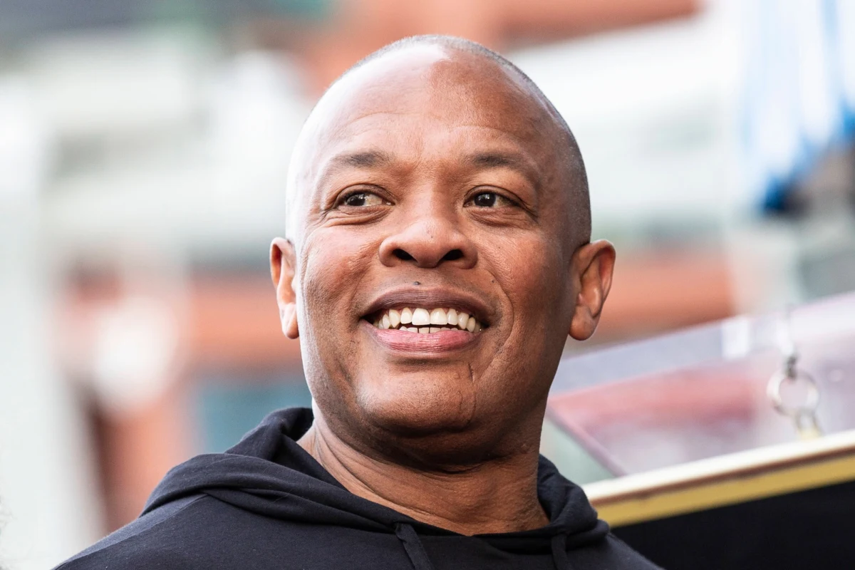 Legendarny raper i producent Dr. Dre poinformował, że obecnie jest hospitalizowany w Los Angeles. Założyciel wytwórni płyt Aftermath Entertainment podziękował za opiekę medykom pracującym w szpitalu, w którym przebywa.
