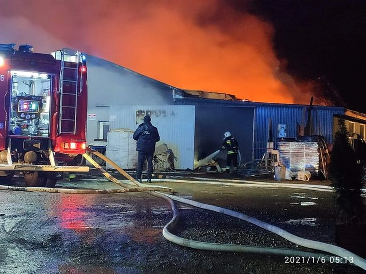 Nad ranem przy ulicy Szkolnej w Przeciszowie doszło do pożaru tartaku. Strażakom udało się opanować ogień. Jedynym poszkodowanym jest ratownik, który w czasie akcji skręcił nogę.