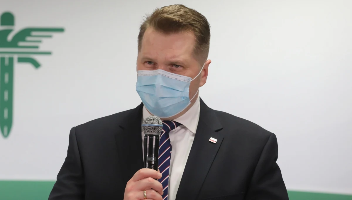 ​Chcę, by decyzja o powrocie do szkół została zakomunikowana w najbliższy piątek - powiedział w rozmowie z Interią minister edukacji i nauki Przemysław Czarnek. Podkreślił jednak, że jeśli sytuacja epidemiczna pogorszy się, wówczas powrót do szkół zostanie odroczony.