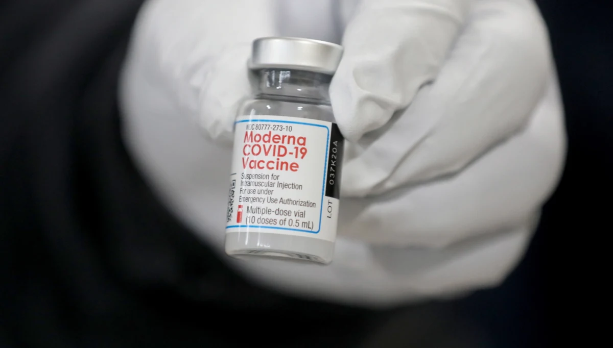 Już w przyszłym tygodniu mogą się w Polsce zacząć szczepienia preparatem firmy Moderna, który dziś został zatwierdzony przez Europejską Agencję Leków i Komisję Europejską. Szczepionka ma trafić do Polski już w poniedziałek 11 stycznia - dowiedział się reporter RMF FM Mariusz Piekarski.